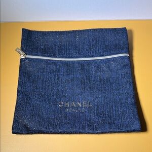 CHANEL Beauté Navy Pouch with Zipper